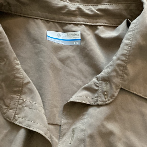 Mens Columbia large tan lightweight button down, brand new - Picture 2 of 5